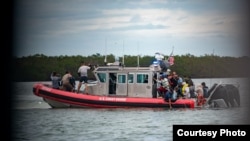 Cubanos a bordo de una embarcación de la Guardia Costera de EEUU. (Foto: @USCGSoutheast)