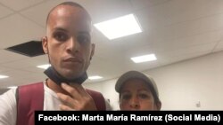 El activista cubano Raúl Soublett López y la madre del periodista Héctor Luis Valdés Cocho, Dayami Valdés.