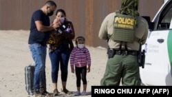 Foto Archivo, Una familia cubana cruza la frontera por Yuma, Arizona.