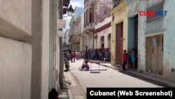 Madre cubana se planta por falta de medicamentos para su hijo. Foto: Cubanet 