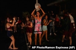 Mujeres protestan pidiendo el restablecimiento del servicio eléctrico, que colapsó tras la devastación del huracán Ian en Bacuranao. (AP/Ramon Espinosa)