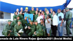 Miguel Díaz-Canel posa con la Brigada artística Martha Machado, encabezada por el artista Kcho. 