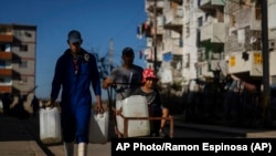 Pobladores de La Coloma carecen del servicio de agua potable tras el paso del huracán Ian por esa localidad de Pinar del Río. 