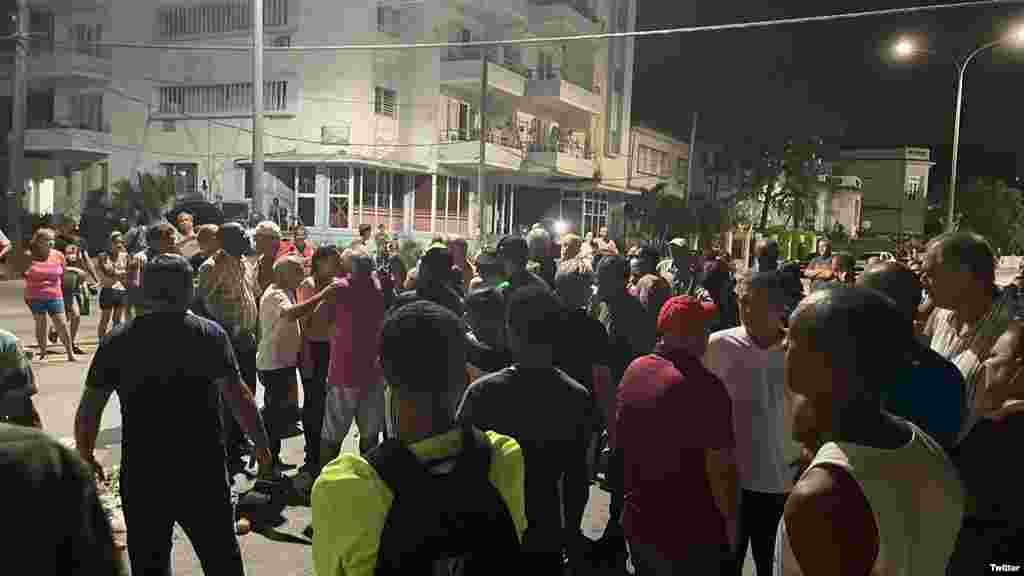 Protesta en la calle Línea, en El Vedado, en la noche del sábado, 1 de octubre. (Foto: @CNN_Oppmann)