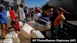 Residentes de La Coloma en busca de agua potable, tras el paso del huracán Ian.