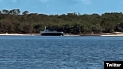 Embarcación en la que viajaba uno de los dos grupos de cubanos detenidos este lunes en Marquesas Keys. (Foto: @USBPChiefMIP)