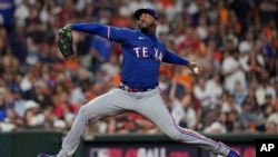 El relevista de los Texas Rangers, Aroldis Chapman, lanza durante la séptima entrada del Juego 7 de la Serie de Campeonato de la Liga Americana contra los Astros de Houston, el 23 de octubre de 2023 en Houston. (Foto AP/David J. Phillip)