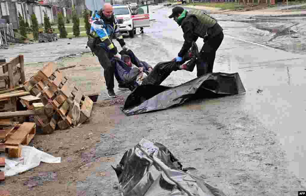 Recogida de cad&#225;veres en las calles de Bucha tras ser liberada de las tropas rusas. 