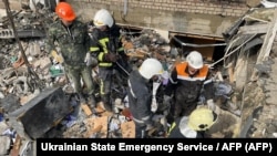 Rescatistas tras uno de los bombardeos rusos en Ucrania.