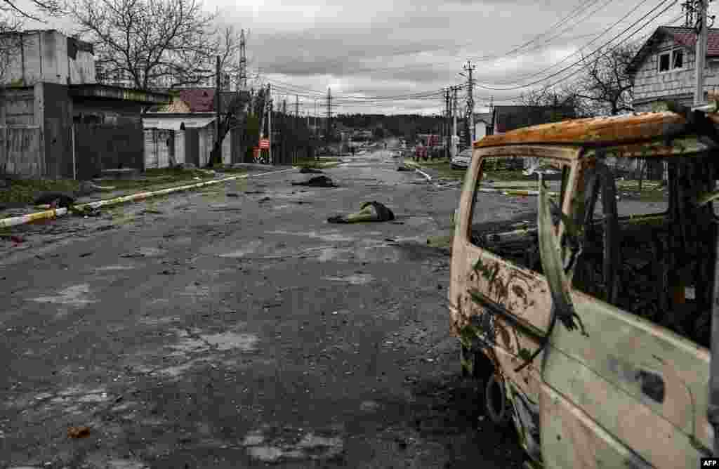 Cuerpos de ucranianos asesinados en las calles de Bucha durante la retirada de las tropas rusas. 