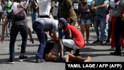 Un manifestante detenido en La Habana el 11 de julio, en las protestas contra el gobernante Miguel Díaz-Canel.