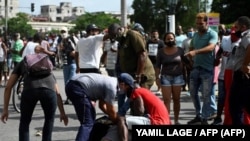 Un manifestante detenido en La Habana el 11 de julio, en las protestas contra el gobernante Miguel Díaz-Canel.