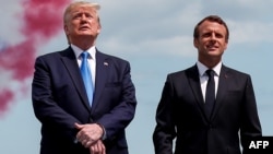 El presidente Trump junto al mandatario francés Emmanuel Macron, en la ceremonia en el cementerio estadounidense en Normandía por el 75 aniversario del Día D.