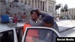 Detención violenta de Luis Manuel Otero Alcántara frente al Capitolio de La Habana. 