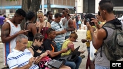 Cubanos se conectan a internet en un punto WIFI, en un parque público, sin privacidad, y a un costo inalcansable para muchos.