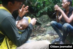 Cubanos durante su travesía en Panamá. Fotos tomadas de Facebook Ruta 25 y de Silvio E. Campos