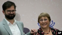 El presidente de Chile, Gabriel Boric, y la expresidenta de Chile, Michelle Bachelet, el 12 de diciembre de 2022. (AP Photo/Matias Basualdo).