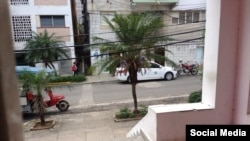 Una patrulla policial frente a la vivienda del activista del MSI, Oscar Casanella. 