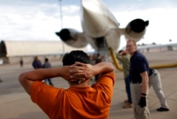 Una deportación aérea ejecutada por ICE. Foto Archivo REUTERS/Carlos Barria