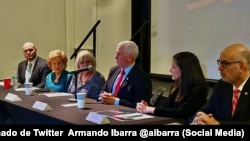 Pence reunido con exiliados cubanos en el Museo de la Diáspora Cubana, en Miami el 27 de enero de 2023.