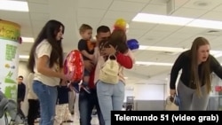 Primeros cubanos llegan a Miami bajo el nuevo programa de parole. (Captura de video/Telemundo 51)