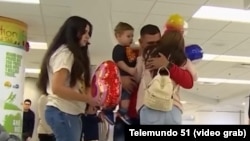 Primeros cubanos llegan a Miami bajo el nuevo programa de parole. (Captura de video/Telemundo 51)