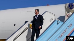 Secretario de Estado de EEUU Antony Blinken llega al aeropuerto Ben Gurion de Tel Aviv el 22 de octubre de 2024. (Foto de Nathan Howard / POOL / AFP)