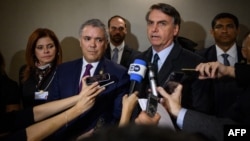 Los presidentes de Brasil y Colombia, Jair Bolsonaro (a la derecha) e Iván Duque, en una imagen tomada en enero en el foro de Davos, Suiza (Foto Archivo/Fabrice Coffrini/AFP).