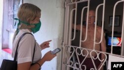 Una estudiante de Medicina entrevista a un residente de La Habana.