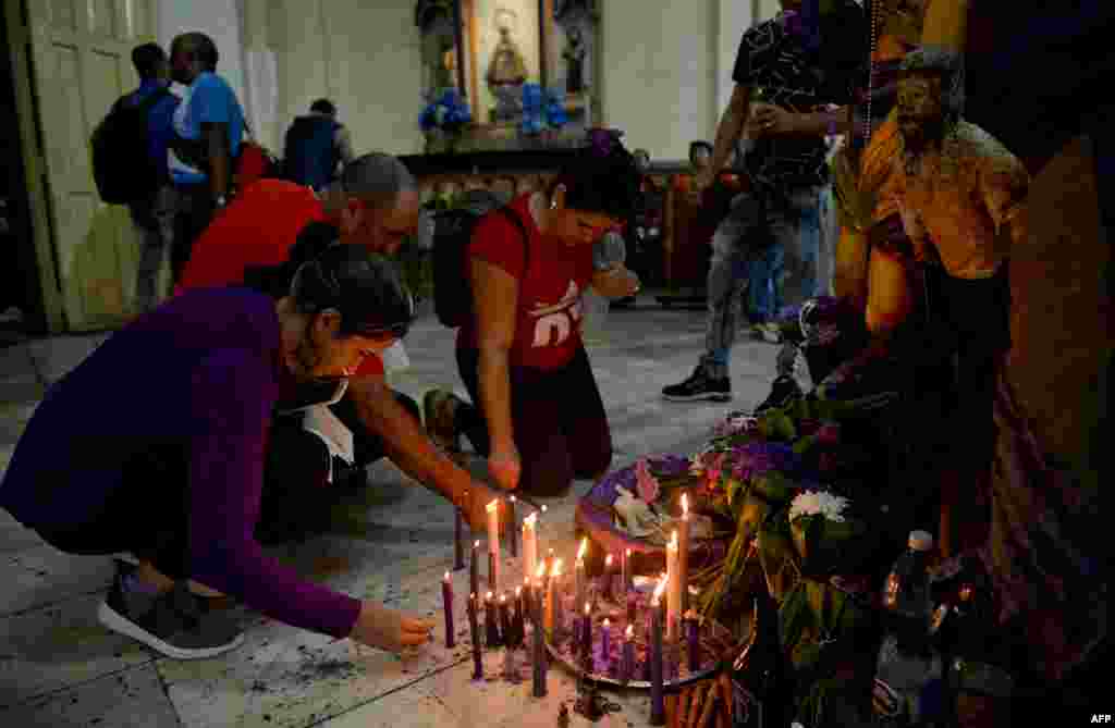 Creyentes ponen velas y flores a San L&#225;zaro en la iglesia de El Rinc&#243;n, en La Habana, para alabar al santo en su d&#237;a. Yamil Lage/AFP