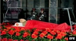 Kim Jong-il expuesto en una urna de cristal en el Palacio Memorial de Kumsusan de Pyongyang, Corea del Norte.