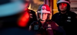 Agentes de policía de Nueva York durante las protestas contra el racismo tras la muerte del ciudadano de origen afroamericano George Floyd. Foto: ONU / Evan Schneider.