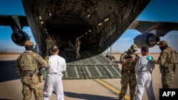 Imagen difundida por el Departamento de Seguridad Nacional en un vuelo a la Base Naval de la Bahía de Guantánamo