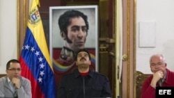 El presidente venezolano, Nicolás Maduro (c), junto con el vicepresidente Jorge Arreaza (i) y el vicepresidente económico y presidente de PDVSA, Rafael Ramírez (d).