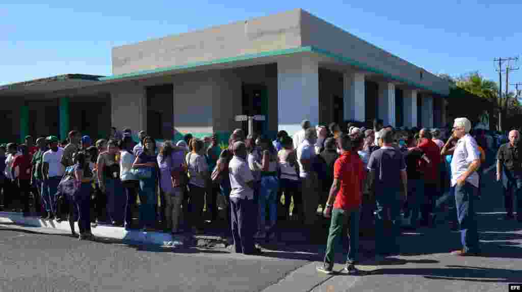 Un grupo de personas hacen fila en Ciudad Libertad para rendir tributo al exgobernante cubano Fidel Castro .