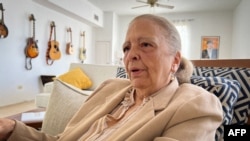 La opositora cubana Martha Beatriz Roque, de 78 años, habla durante una entrevista con la AFP en La Habana, el 23 de febrero de 2024. (AFP/Adalberto Roque).