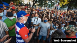 Díaz-Canel sin nasobuco en el Parque Trillo.