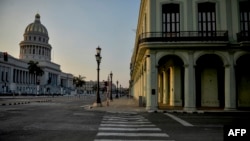 Vista de las calles desiertas en la ciudad de La Habana por la amenaza del coronavirus. YAMIL LAGE / AFP