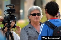 Fernando Ravsberg en una reunión con blogueros cubanos.