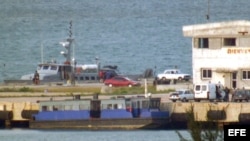 Fotografía de archivo, tomada el 3 de abril de 2003, de la lancha de pasajeros "Baragua" atracada en el puerto de Mariel.