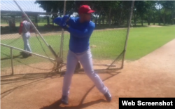 Yasmani Tomás durante una sesión de bateo en República Dominicana.