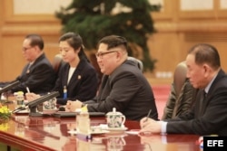 Kim Jong-un (c), durante su reunión con el presidente chino, Xi Jinping, en Pekín.