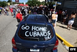 Un grupo de personas se concentra el domingo 2 de febrero de 2014, frente al hotel que hospeda al equipo cubano de Villa Clara que participa en la Serie del Caribe de Béisbol