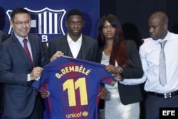 El presidente del FC Barcelona, Josep Maria Bartomeu (i), posa con el nuevo fichaje del FC Barcelona, el francés Ousmane Dembélé (2i) y su familia, momentos antes de su primera rueda de prensa como jugador azulgrana.