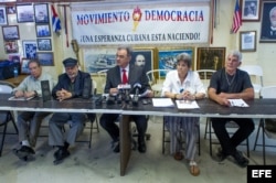 Ramón Saúl Sánchez (c), junto a Carmelo Díaz (i), Luis Felipe Rojas Mir (2i), María Lourdes Naranjo (2d) y Jorge Luis Delgado (d).