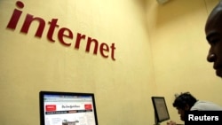 Un usuario en una de las dependencias cubanas que ofrecen el servicio de Internet. (Archivo, REUTERS).