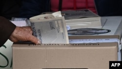 Un hombre vota en un colegio electoral en Bogotá, Colombia, este domingo, 29 de mayo. (Juan Barreto/AFP)