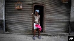 Una mujer que vende bolsas de plástico espera por clientes en La Habana. (AP/Ramón Espinosa/Archivo)