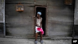 Una mujer que vende bolsas de plástico espera por clientes en La Habana. (AP Foto/Ramon Espinosa)