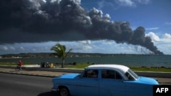 La nube negra de la explosión en la base de supertanqueros de Matanzas. 